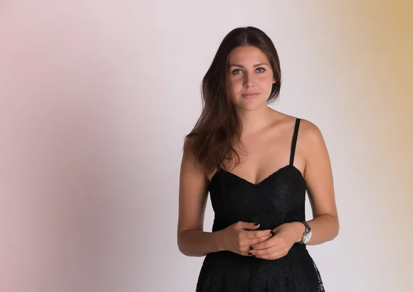 Bela menina russa em vestido preto está olhando para a frente . — Fotografia de Stock