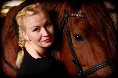 güzel kız horse.closeup yanında ayakta