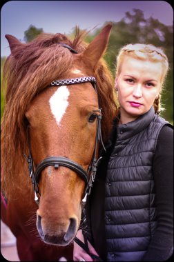 güzel kız at yanında ayakta.