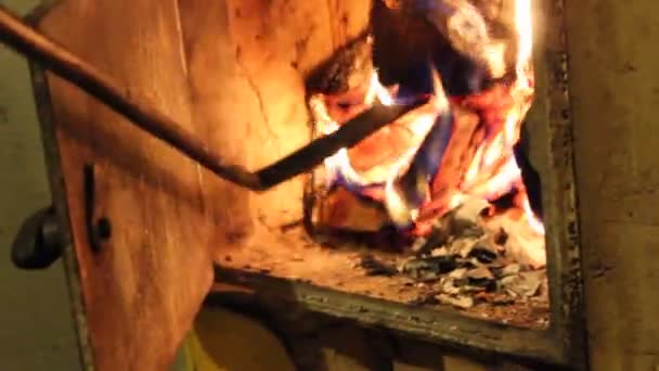 Poêle rustique avec un feu brûlant 