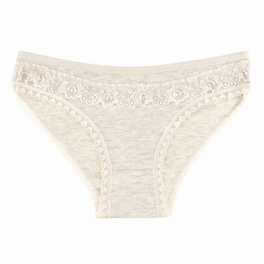Dantelli kadın bej iç çamaşırı, beyaz arka planda izole edilmiş ön manzara.
