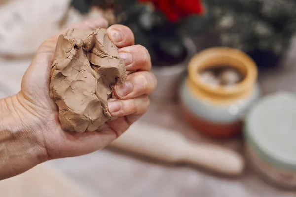 Mano Stringe Pezzo Argilla Donna Che Prepara Argilla Fare Ceramica — Foto Stock