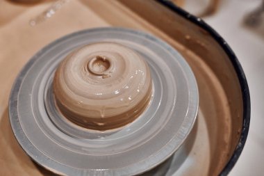 Potter 'ın tekerleği çömlek atölyesinde çiğ kil ile