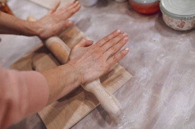 Çömlek atölyesinde merdaneli kadın çömlek kalıbı.