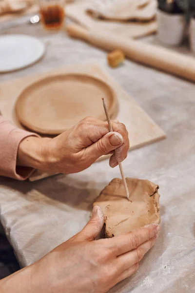 Ceramista Laboratorio Ceramica Modelli Piatto Argilla Utilizzando Strumenti — Foto Stock