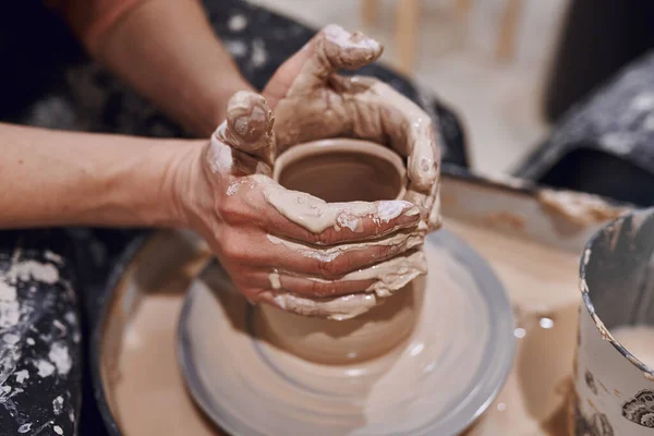 Donne Che Lavorano Ceramisti Ruota Rendendo Oggetti Argilla Laboratorio Ceramica — Foto Stock