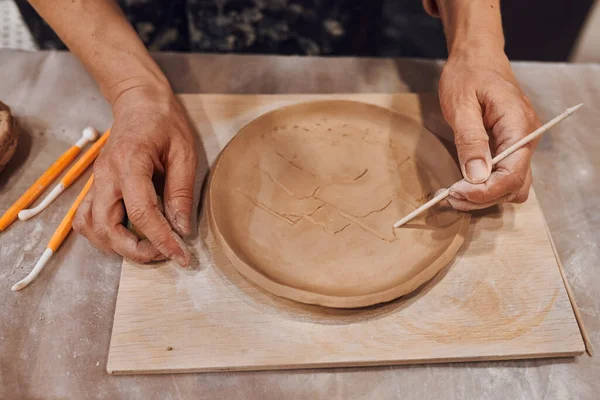 Ceramista Laboratorio Ceramica Modelli Piatto Argilla Utilizzando Strumenti — Foto Stock