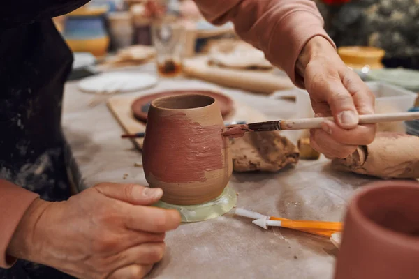 Applicare Ingobbio Una Tazza Ceramica Con Pennello Laboratorio Ceramica Mani — Foto Stock
