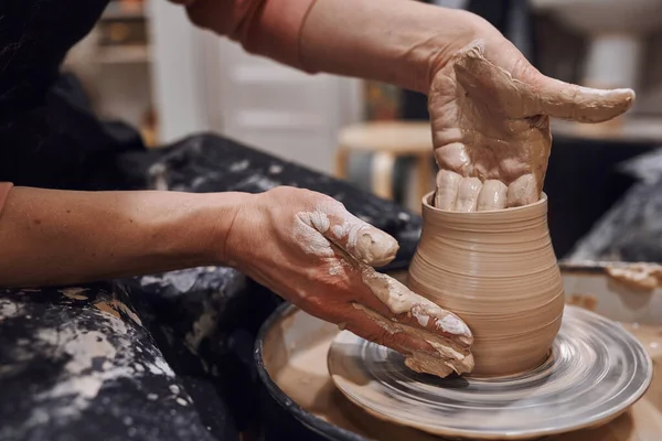 Donne Che Lavorano Ceramisti Ruota Rendendo Oggetti Argilla Laboratorio Ceramica — Foto Stock