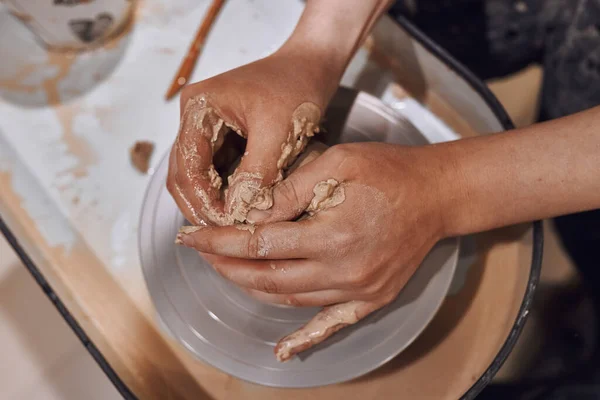 Donne Che Lavorano Ceramisti Ruota Rendendo Oggetti Argilla Laboratorio Ceramica — Foto Stock