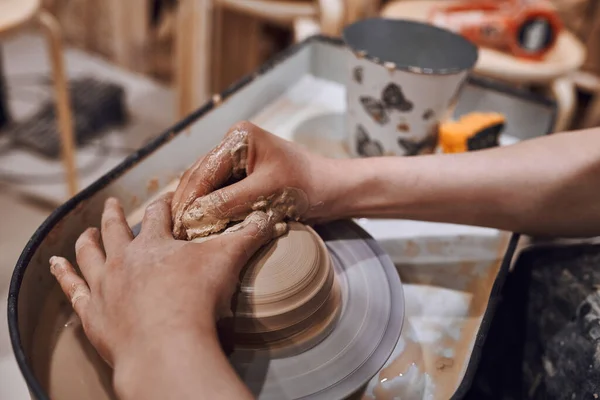 Donne Che Lavorano Ceramisti Ruota Rendendo Oggetti Argilla Laboratorio Ceramica — Foto Stock