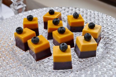 Yemek servisi. Farklı abur cubur ve tatlılarla dolu ziyafet masası 