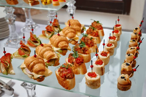 Catering Mesa Banquete Con Diferentes Snacks Postres —  Fotos de Stock