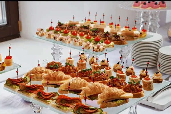Yemek servisi. Farklı abur cubur ve tatlılarla dolu ziyafet masası 