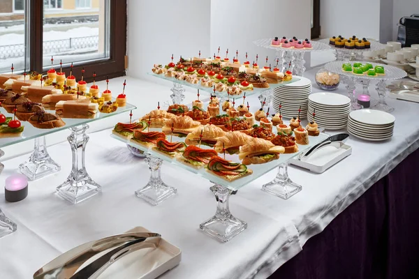 Catering Mesa Banquete Con Diferentes Snacks Postres — Foto de Stock