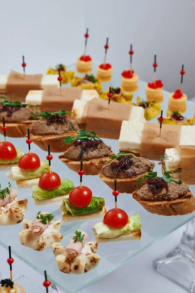 Catering Mesa Banquete Con Diferentes Snacks Postres — Foto de Stock