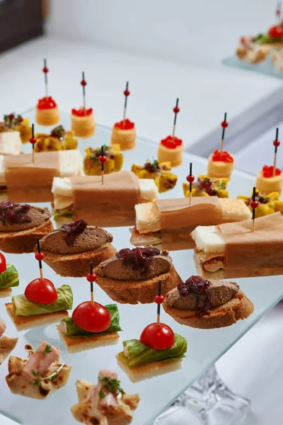 Catering Mesa Banquete Con Diferentes Snacks Postres — Foto de Stock