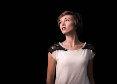 Alman kadın modelinin ilham verici yarı boy stüdyo portresi