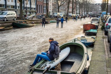 İnsanlar Amsterdam 'daki donmuş şehir kanallarında buz pateni yapıyorlar, 2018 kışında.