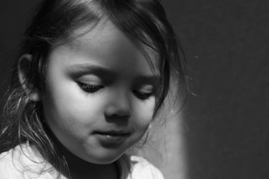 Güneşin ışınları yüzünde akıyor.