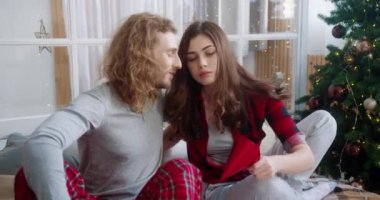 Kafkasyalı genç bir ailenin portresi süslenmiş noel ağacının yanında oturuyor ve sarılıyorlar. Değer veren mutlu koca, üzgün güzel eşinin evde birlikte vakit geçirmesini kucaklıyor. Tatil kavramı