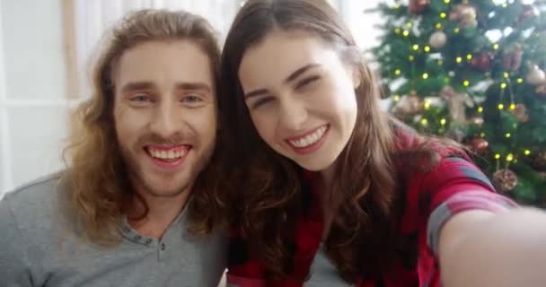 POV kavkazské radostný mladý manželský pár ve slavnostní náladě slaví nový rok doma při rozhovoru na videohovory on-line. Vánoční oslava. Zavřít. Vánoční období — Stock video