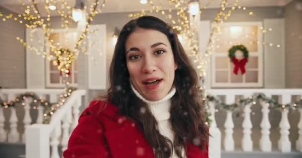 도시의 아름다운 크리스마스 거리에 서 있는 행복 한 백인젊은 여성 의 POV. 새해에 웃으면서 축제 분위기로 비디오를 보면서. 크리스마스 인사 개념 폐쇄 사진 — 비디오