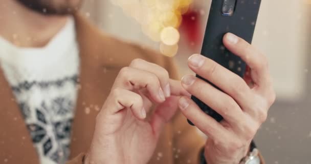 Kaukasiska unga manliga händer hålla gadget och skriva på smartphone på julafton på gatan. Mannen fingrar knacka på mobilen skicka Xmas grattis. Festlig vinterperiod. Närbild koncept — Stockvideo