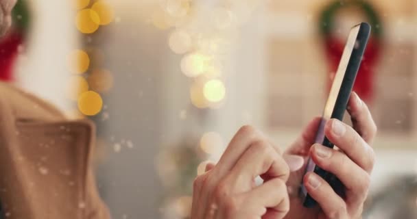 Vista lateral de las manos masculinas jóvenes caucásicas sosteniendo gadget moderno y escribiendo en el teléfono celular en la víspera de Navidad en la calle. Hombre dedos golpeando en el teléfono inteligente al aire libre. Período de vacaciones. Concepto de primer plano — Vídeos de Stock