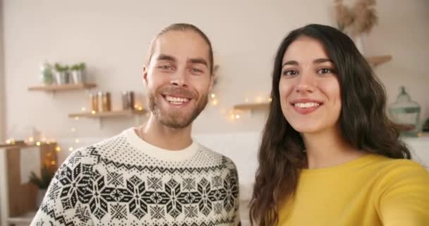 Zamknij portret. POV szczęśliwej kaukaskiej pary małżeńskiej mówiącej na wideokonferencji online w świątecznym nastroju w urządzonej kuchni xmas w domu. Koncepcja świąt. Sylwester — Wideo stockowe