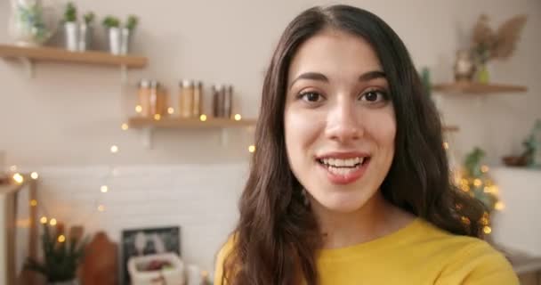 Cierre el retrato. POV de feliz caucásico hermosa mujer joven hablando en videollamada en línea en el estado de ánimo festivo en la cocina decorada de Navidad en casa. Concepto de vacaciones de Navidad. Nochevieja — Vídeos de Stock