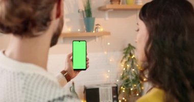 Kafkasyalı neşeli evli genç bir ailenin arka tarafında süslü evde akıllı telefonlara bakarken konuşuyorlar. Elinde yeşil ekranlı cep telefonu olan koca ve karısı Chroma ile konuşuyor.