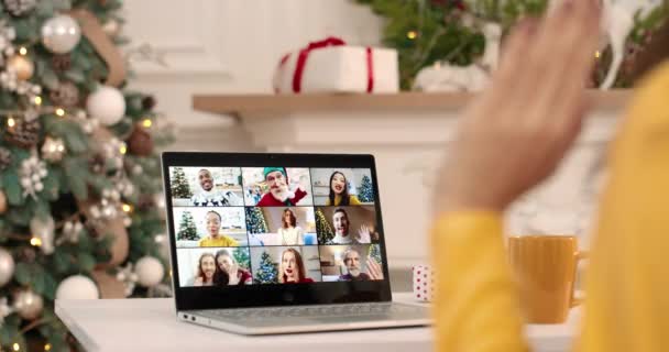 Ferme là. Vidéo féminine bavardant plusieurs appels en ligne sur ordinateur portable avec des amis afro-américains et caucasiens métis Noël envoyant des salutations. — Video
