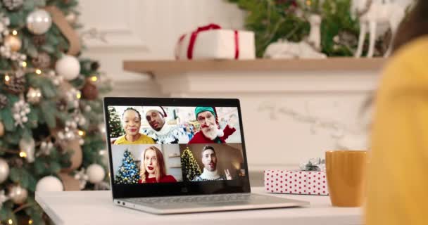 Chiudete. Sopra la spalla vista della videochat femminile su più conferenze online su laptop con amici e parenti afroamericani e caucasici multietnici che parlano in video su computer a Natale — Video Stock