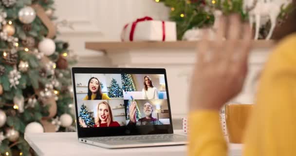 Close up af laptop skærm med flere online opkald mellem glade kvinder og ild mand taler og sende julehilsen på Xmas. Kaukasiske og asiatiske folk videochat på nytår. Tæt på – Stock-video