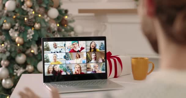 Primo piano di video chat maschile su più chiamate online su laptop con amici afroamericani e caucasici di razze miste a Natale inviare saluti. Persone diverse che parlano in video sul computer — Video Stock