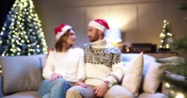 Yeni yıl arifesinde parıldayan Xmas ağacıyla rahat bir odada oturan mutlu beyaz çifte kamera yaklaşıyor. Karı koca tatillerini evde birlikte kutluyorlar. Mutlu Noeller.