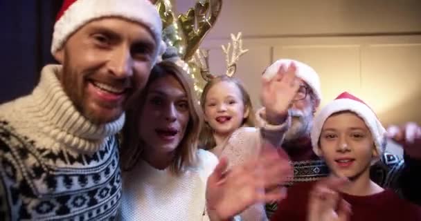 POV f bucuros minunat caucazian familie cu copii împreună în cameră decorată cu arbore de Crăciun strălucitor și vorbind pe video on-line și fluturând mâinile. Felicitări de vacanţă. Conceptul de Anul Nou. Close up — Videoclip de stoc