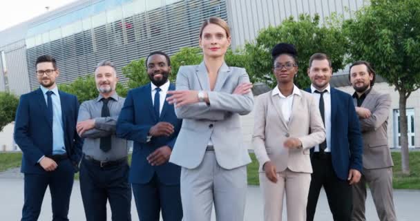 Başarılı beyaz kadın patronun portresi. Erkek ve kadın çalışanlardan oluşan bir ekip. Karışık ırk işadamları ve iş kadınları iş merkezinde kameraya gülümsüyor.. — Stok video