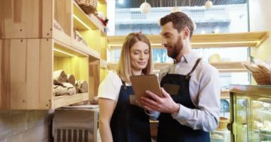 Kafkasyalı, önlüklü evli bir çiftin portresi fırında dikilip konuşuyorlar ve cihaza bakıyorlardı. Küçük bir pastanede iş arkadaşı olan bir adam iş yerindeki tablete tıklıyor ve daktilo yazıyor.