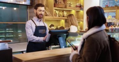 Kafkasyalı genç bir kadın fırından fırın satın alıyor. Güzel bir kadın işçi müşteriye yemek satarken bir adam da tezgahtaki bilgisayara tıklıyor. Fırın kavramı