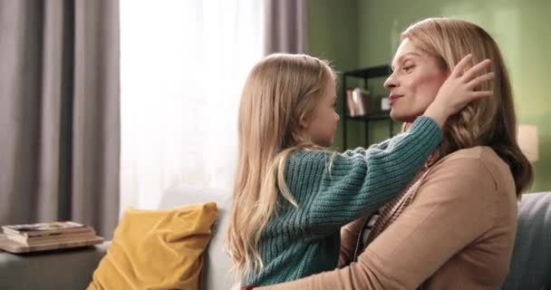 Vista lateral de los jóvenes caucásicos feliz mamá sonriente y linda hija pequeña jugando y divertirse pasar tiempo en familia juntos en acogedor apartamento en casa. Madre e hijo. Concepto de emociones positivas Primer plano — Vídeo de stock