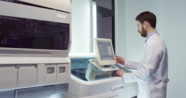 Melez gençlerin, profesyonel doktorların, modern laboratuvarlarda çalışan bilgisayar masaüstünde çalışan, aşının evrimini inceleyen, hastalıkların yüksek teknoloji teşhisi konan...