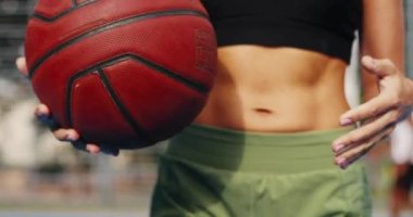 Profesyonel bayan basketbolcunun el ele verip sahada top attığı yakın çekim. Beyaz kadın elleri sokak basketbolu antrenmanı yapıyor. Atletik vücut. Spor konsepti