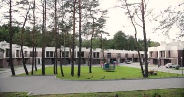 Kenar mahallelerdeki büyük, modern ve pahalı emlak kompleksi. Yarı müstakil evlerden lüks panorama. Dışarı çıkın. Banliyölerde elit ipotek.