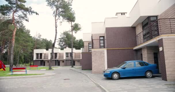 Elite fast ejendom bygninger og bil parkeret ved siden af. Huse i forstæderne. Dejlige halvfritliggende hjem. Automobil i bygningen. Forstæder. – Stock-video