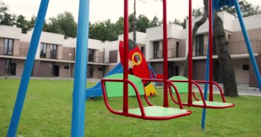 Salıncağı iki koltukla kapatın. Pahalı bir emlak konsepti. Güzel banliyölerdeki çocukların oyun parkı ipoteği. Kenar mahallelerde yarı müstakil evler..