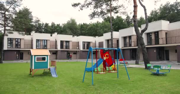 Elite bâtiments immobiliers et aire de jeux pour les enfants. Maisons en banlieue. Jolies maisons jumelées. Place pour jouer avec les enfants au bâtiment. En banlieue. Propriétés. — Video