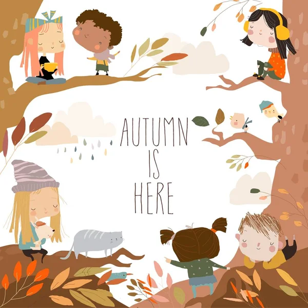 Lindos niños de dibujos animados que se divierten en el bosque de otoño — Vector de stock