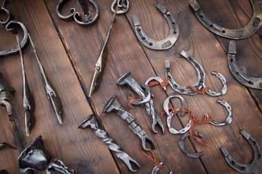 At nalı el yapımı masaya koydu